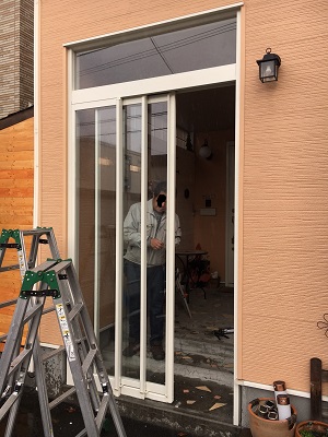 札幌市西区でI型の特注　２４００ドア上吊り　玄関フード工事