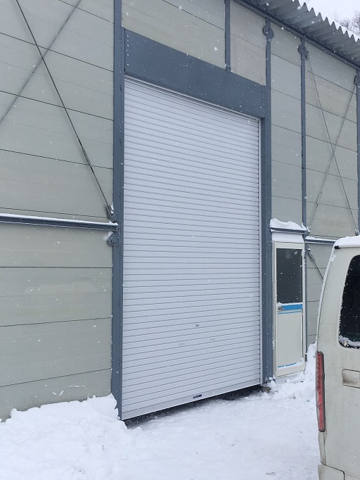 今年最後の工事はプレハブにシャッター設置工事