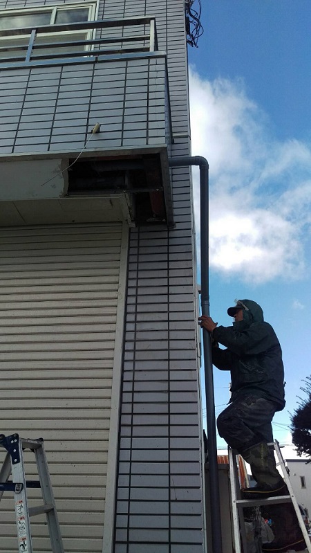 東区で配水管割れの為、排水ダクト交換工事です。風と雨が邪魔します
