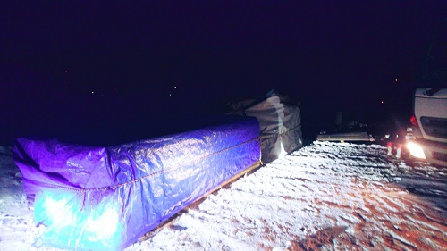 夜ですがプレハブ搬入完了！！