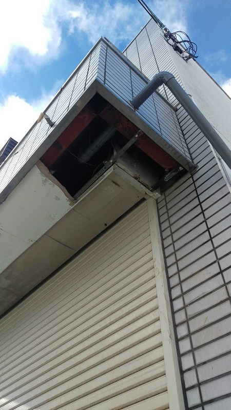 東区で配水管割れの為、排水ダクト交換工事です。風と雨が邪魔します