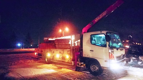 夜ですがプレハブ搬入完了！！