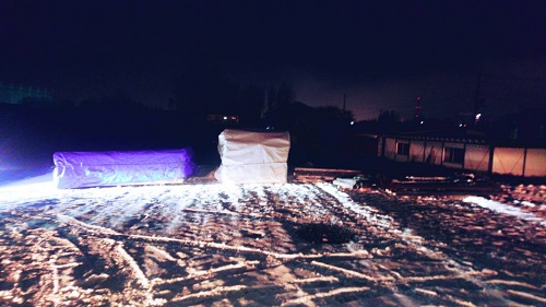 夜ですがプレハブ搬入完了！！