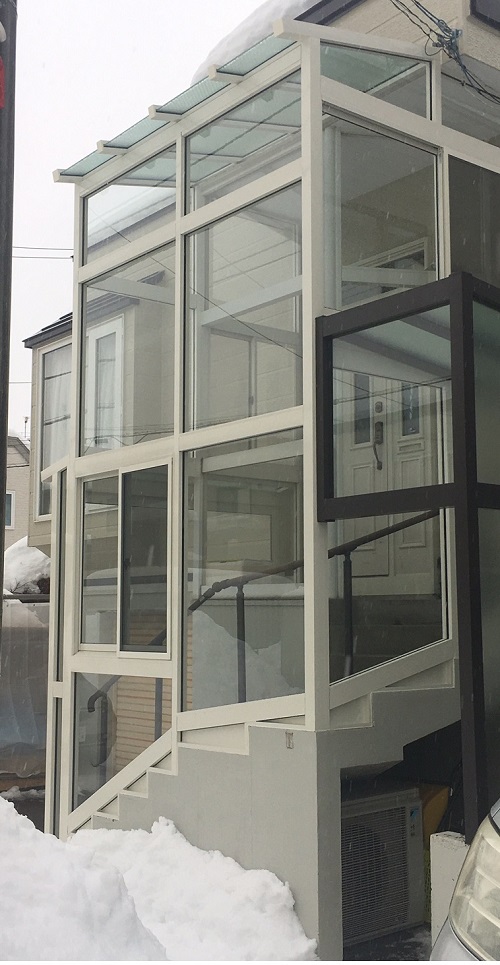 雪下ろしで割れてしまった強化ガラス！！