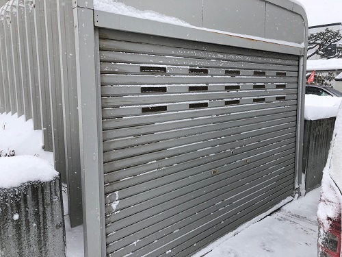 札幌市白石区　傾いてる車庫に真っ直ぐシャッター設置