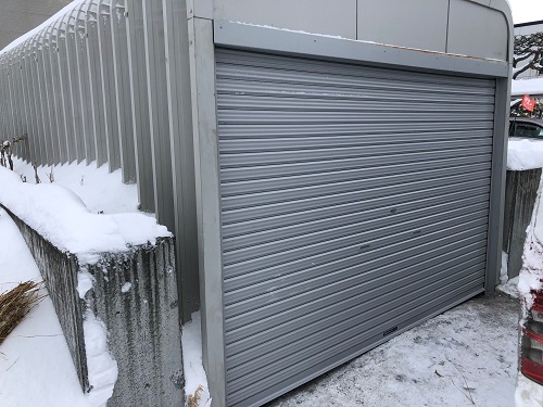 札幌市白石区　傾いてる車庫に真っ直ぐシャッター設置