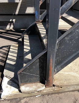 旧アパートの鉄骨階段の現調に石狩市にいます