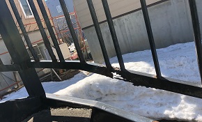 旧アパートの鉄骨階段の現調に石狩市にいます