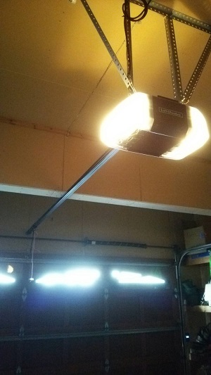 輸入ガレージドアのモーター＆トロリーレール交換