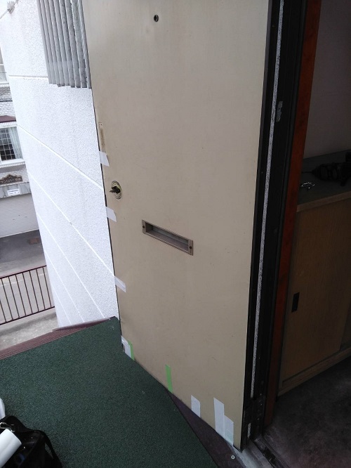 札幌市白石区でアパートの玄関ドアカバー工法で交換