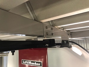 希少！なスイングアップ式のモーター交換《リフトマスター》