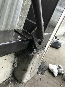 札幌市厚別区で鉄骨ガレージの腐った柱の修繕