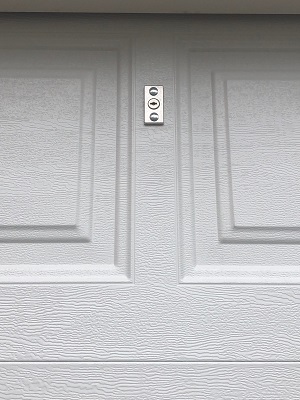 石狩市樽川　既存木製～輸入電動スチールドアに変更です。お洒落です