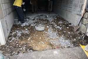 札幌市厚別区でガレージ内部コンクリート解体撤去、ハツリ工事