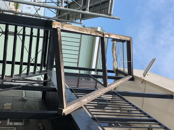 リピート有難うございます。アパートの鉄骨階段に玄関フード工事