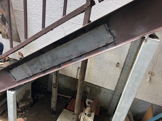 江別市で一般住宅２Fまでの鉄骨造外部階段の補強工事