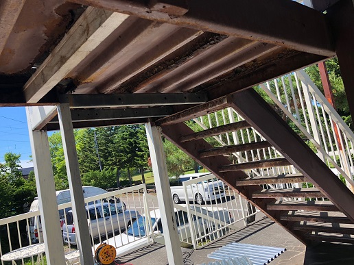 恵庭市でアパートの外部鉄骨階段の補強工事と目隠し工事