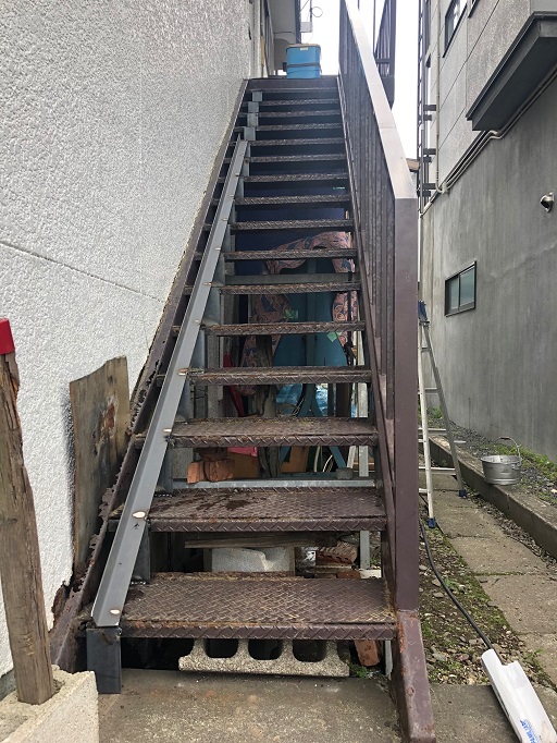 江別市で一般住宅２Fまでの鉄骨造外部階段の補強工事