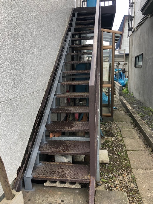 江別市で一般住宅２Fまでの鉄骨造外部階段の補強工事