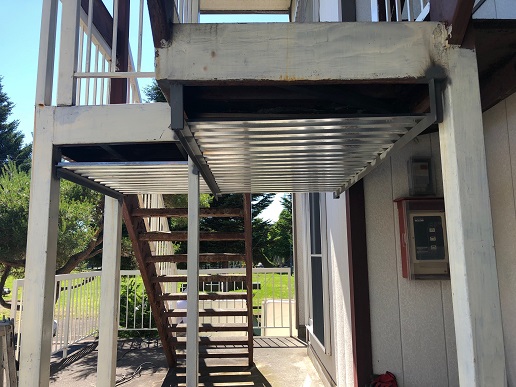 恵庭市でアパートの外部鉄骨階段の補強工事と目隠し工事