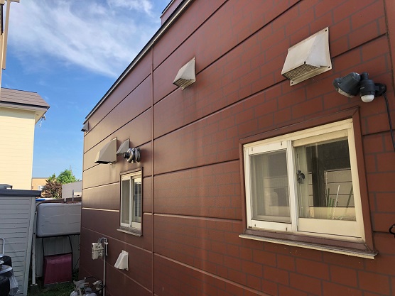 お盆中の１３日に施工していました。手稲区、換気フード交換です