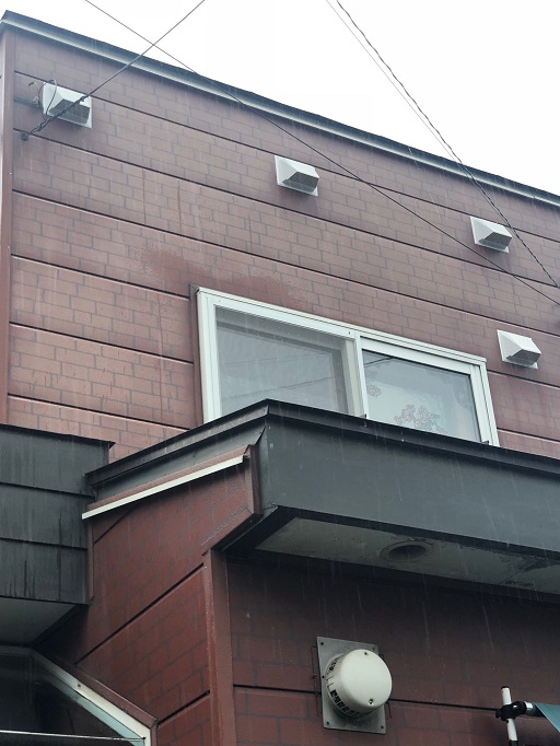 お盆中の１３日に施工していました。手稲区、換気フード交換です