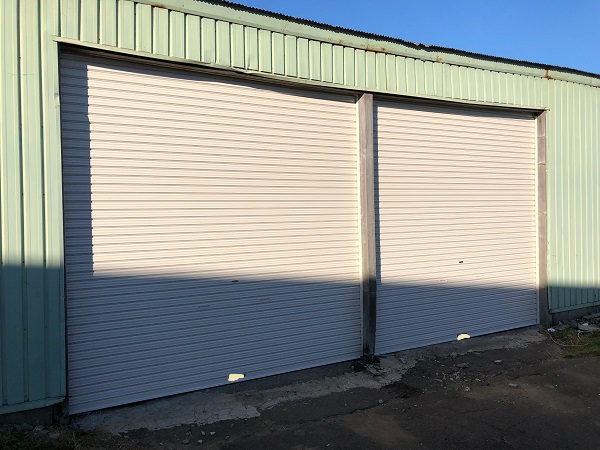 台風の影響でシャッターが忙しい