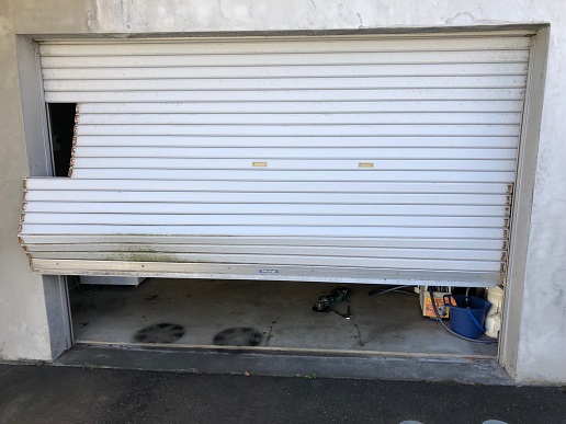 台風の影響でシャッターが忙しい