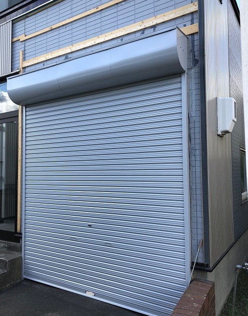台風の影響でシャッターが忙しい