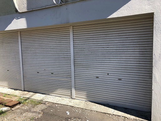 台風の影響でシャッターが忙しい