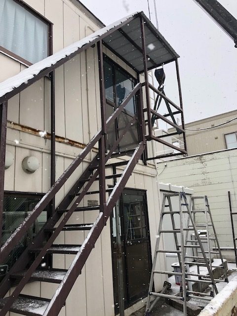 東区にてユニットハウスの2F踊り場の交換　鉄骨修繕工事