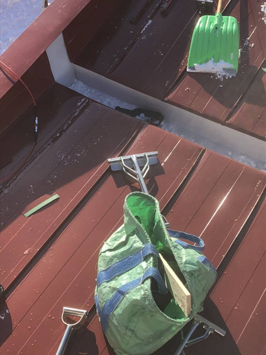 今年度最後の屋根吹き替え工事+雨樋外し工事完了しました