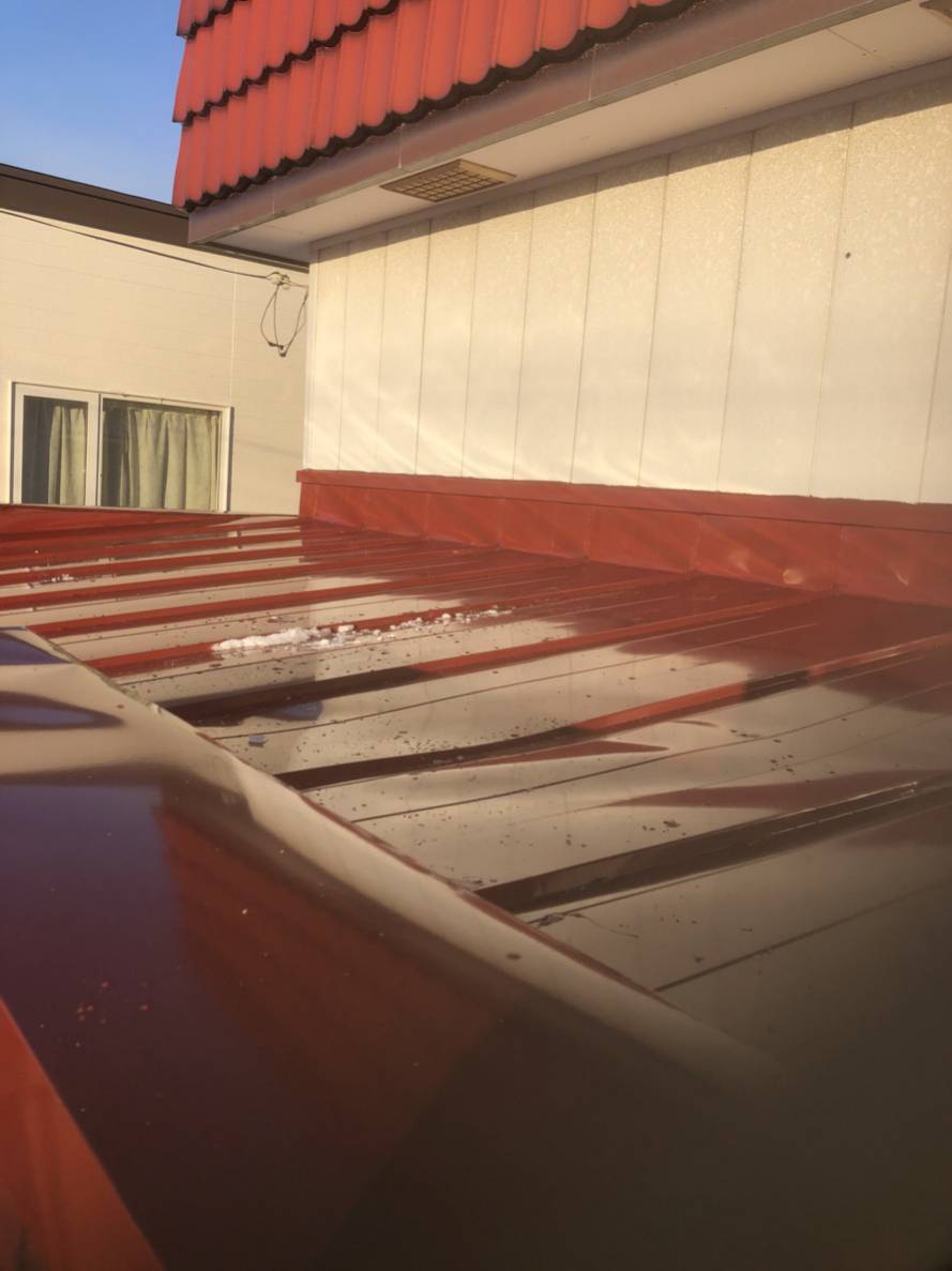 今年度最後の屋根吹き替え工事+雨樋外し工事完了しました