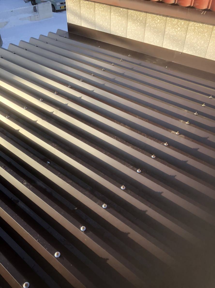 今年度最後の屋根吹き替え工事+雨樋外し工事完了しました