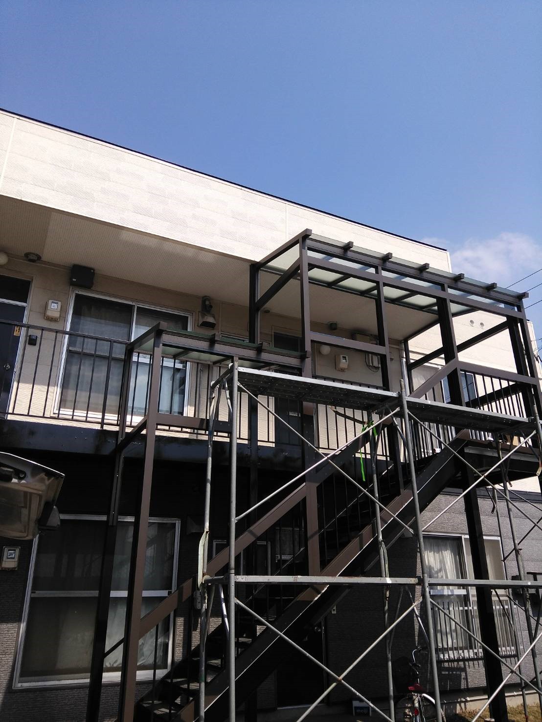 リピート頂き江別市の某アパートの階段風除室工事です