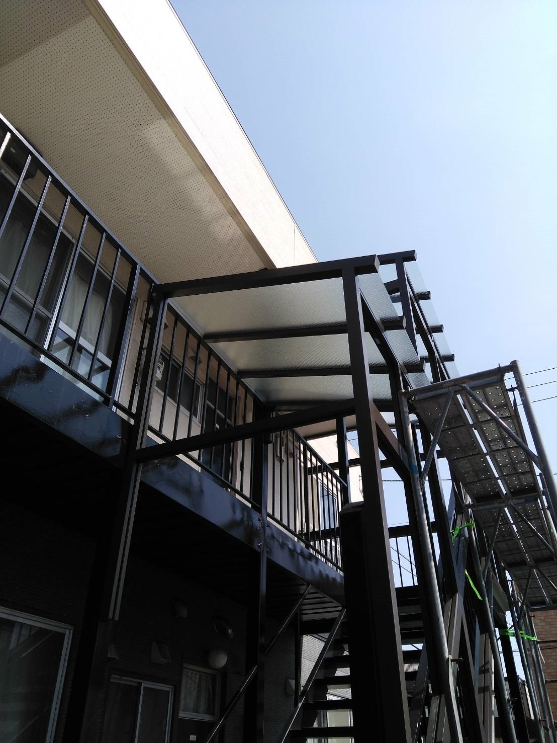 リピート頂き江別市の某アパートの階段風除室工事です