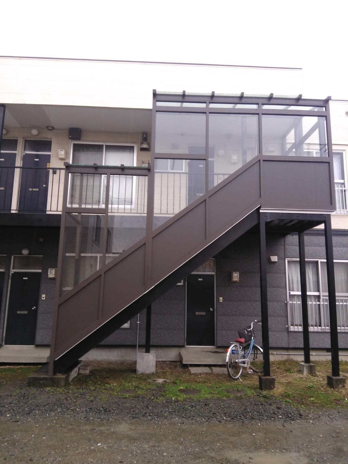 リピート頂き江別市の某アパートの階段風除室工事です