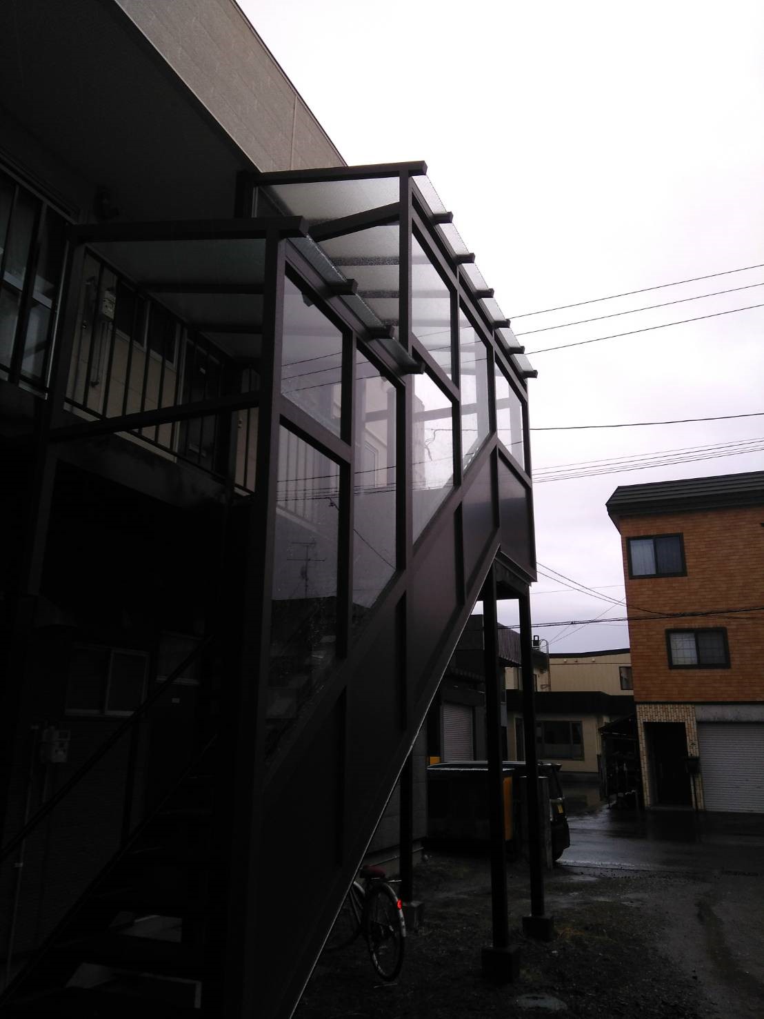 リピート頂き江別市の某アパートの階段風除室工事です