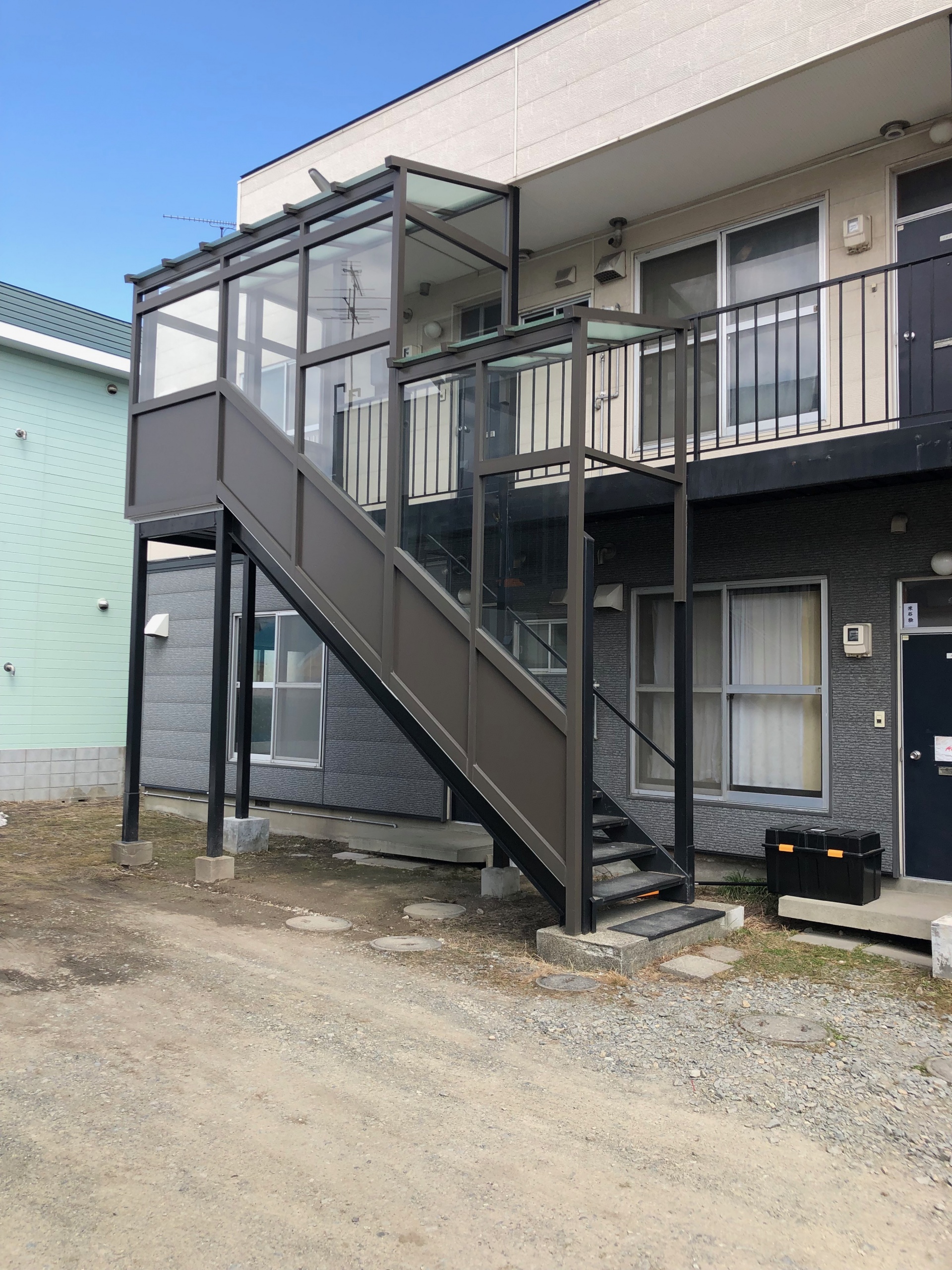 リピート頂き江別市の某アパートの階段風除室工事です