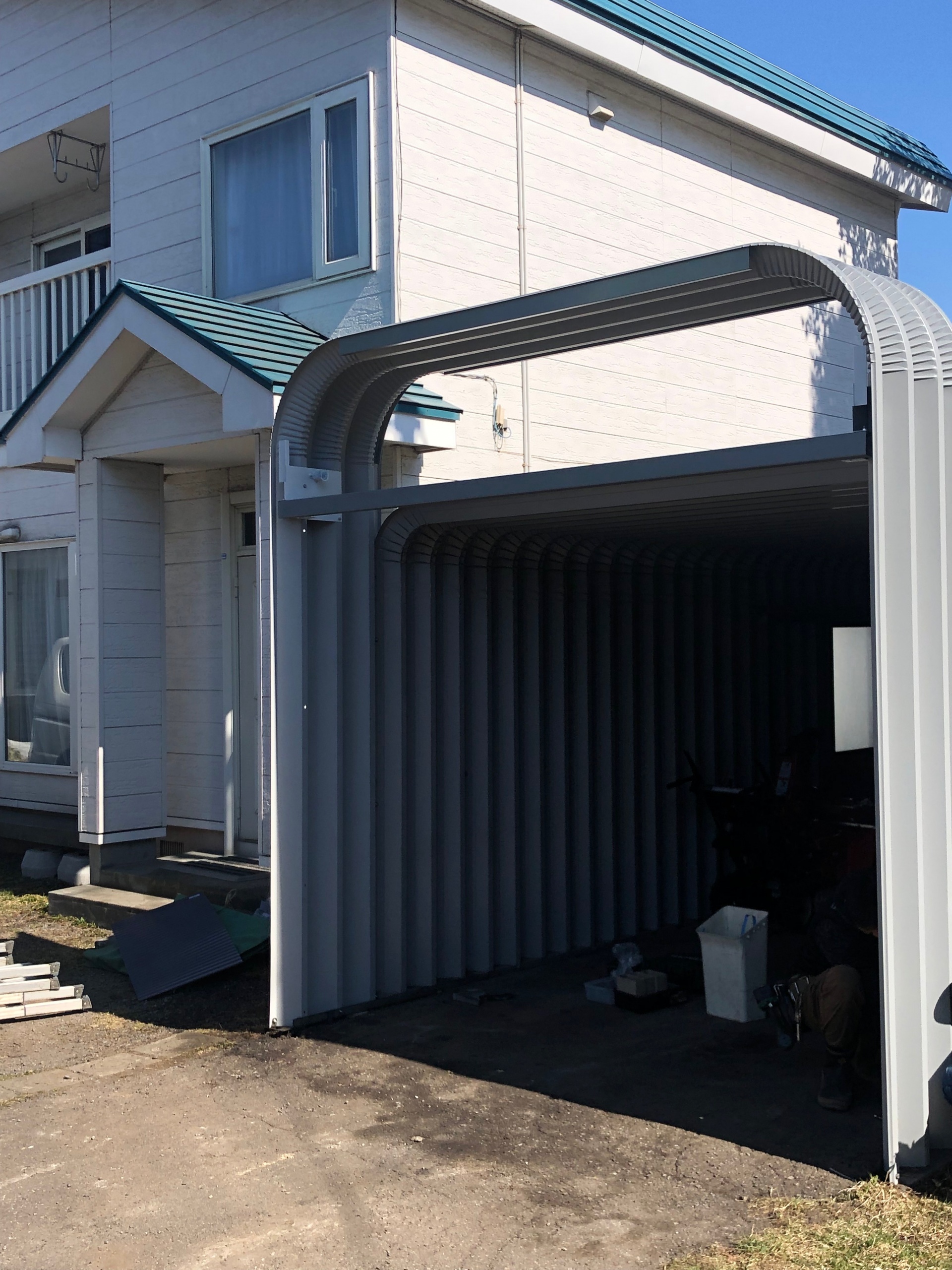 江別市、保険対応工事でカスケードガレージかさ上げ工事です