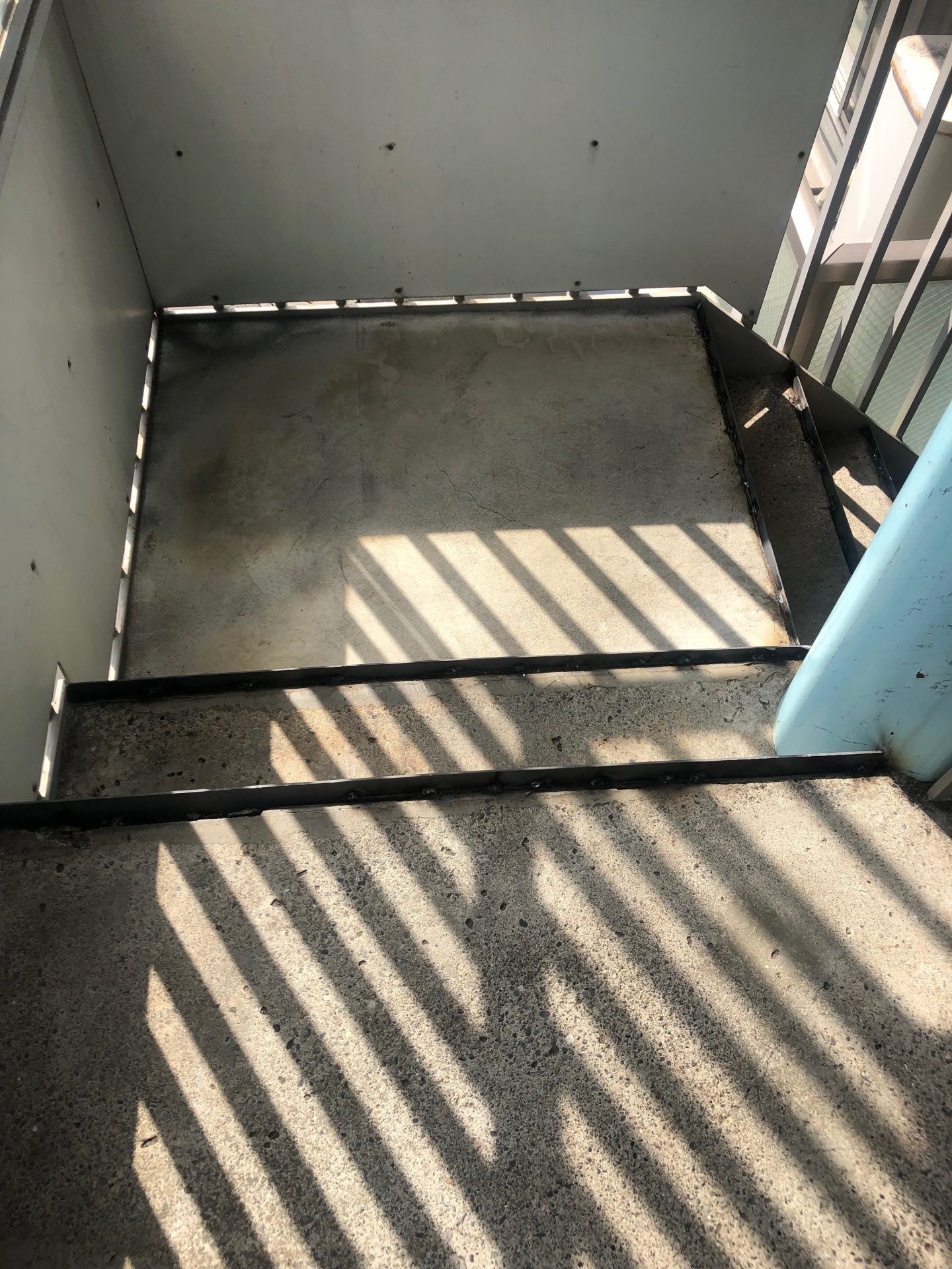 札幌市西区、某アパートの鉄骨階段幕板鋼板張り工事、モルタル左官、塗装工事