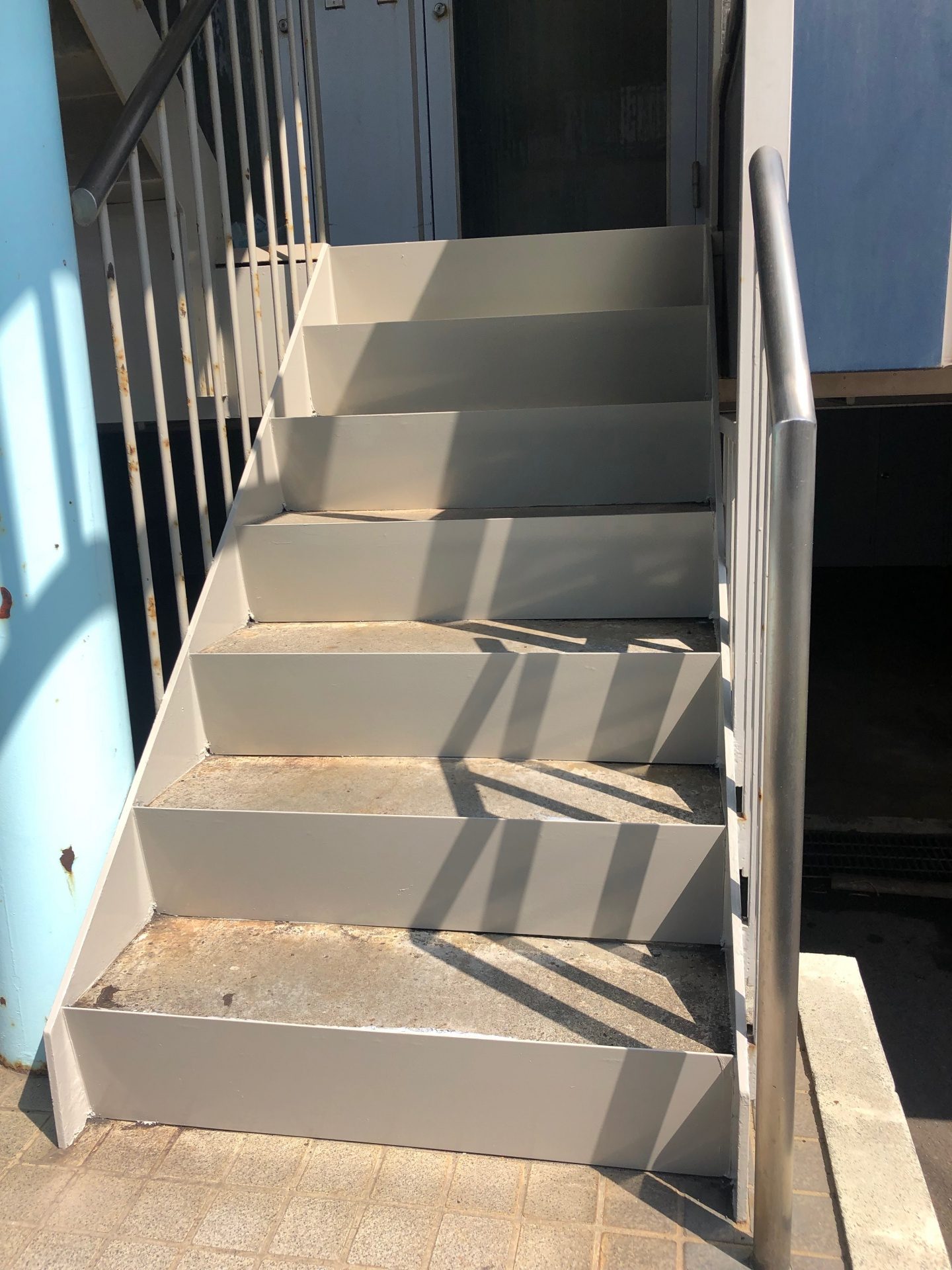 札幌市西区、某アパートの鉄骨階段幕板鋼板張り工事、モルタル左官、塗装工事