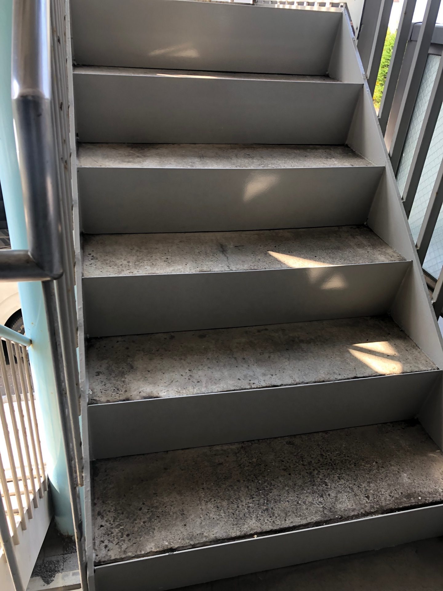 札幌市西区、某アパートの鉄骨階段幕板鋼板張り工事、モルタル左官、塗装工事