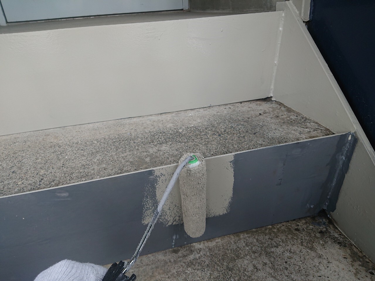 札幌市西区、某アパートの鉄骨階段幕板鋼板張り工事、モルタル左官、塗装工事