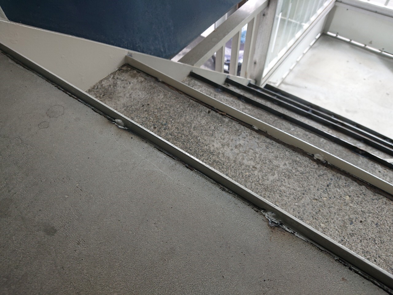 札幌市西区、某アパートの鉄骨階段幕板鋼板張り工事、モルタル左官、塗装工事