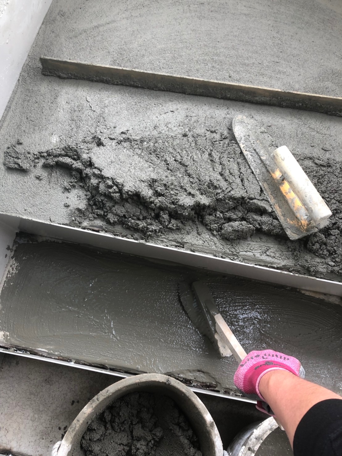 札幌市西区、某アパートの鉄骨階段幕板鋼板張り工事、モルタル左官、塗装工事