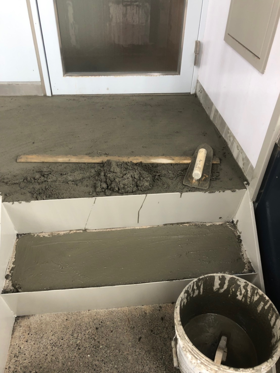 札幌市西区、某アパートの鉄骨階段幕板鋼板張り工事、モルタル左官、塗装工事