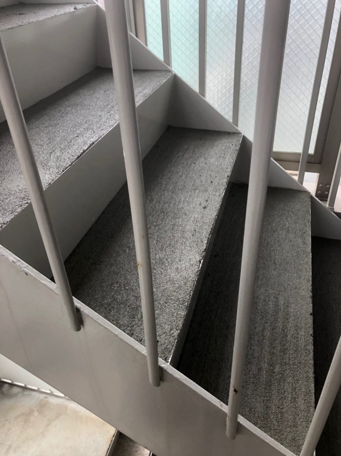 札幌市西区、某アパートの鉄骨階段幕板鋼板張り工事、モルタル左官、塗装工事