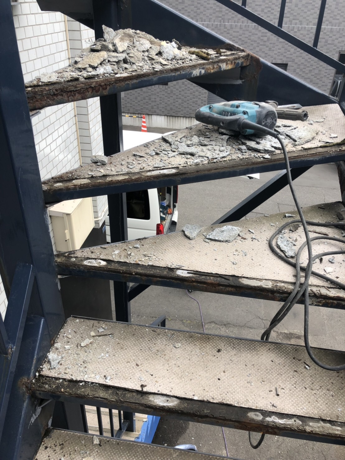 老朽化による強度不安解消のための鉄骨階段修理