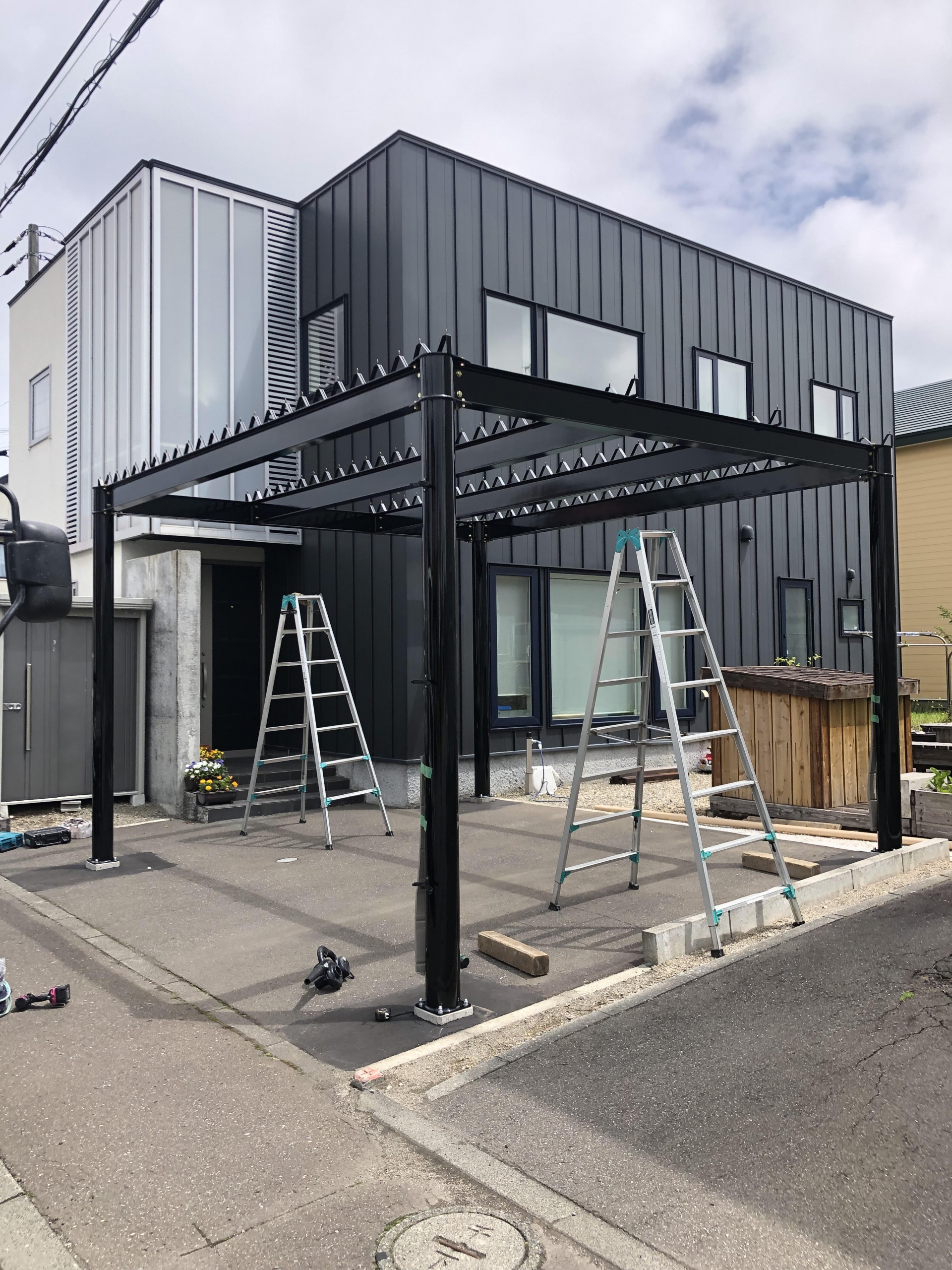 千歳市のH様 中川製作所NS2000鉄骨カーポートを取り付けました